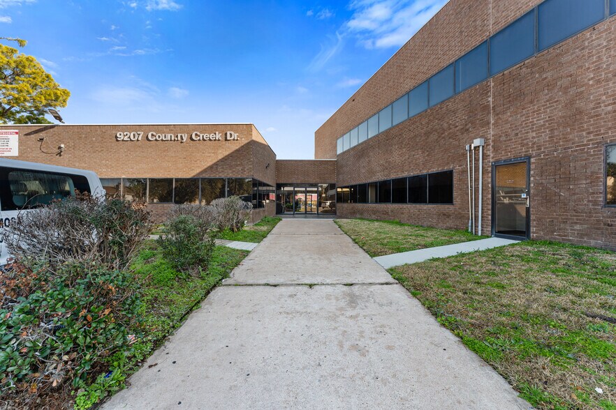 9207 Country Creek Dr, Houston, TX à vendre - Photo du bâtiment - Image 1 de 37