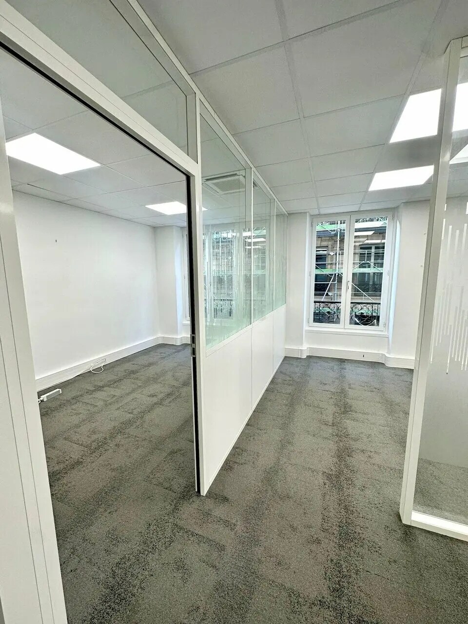 Office in Paris for lease Interior Photo- Image 1 of 11