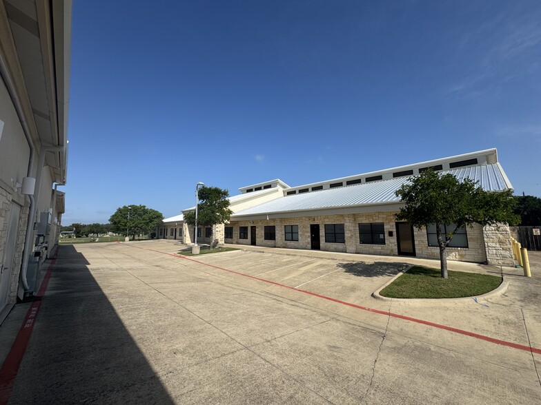 1050 Meadows Dr, Round Rock, TX à louer - Photo du bâtiment - Image 2 de 12