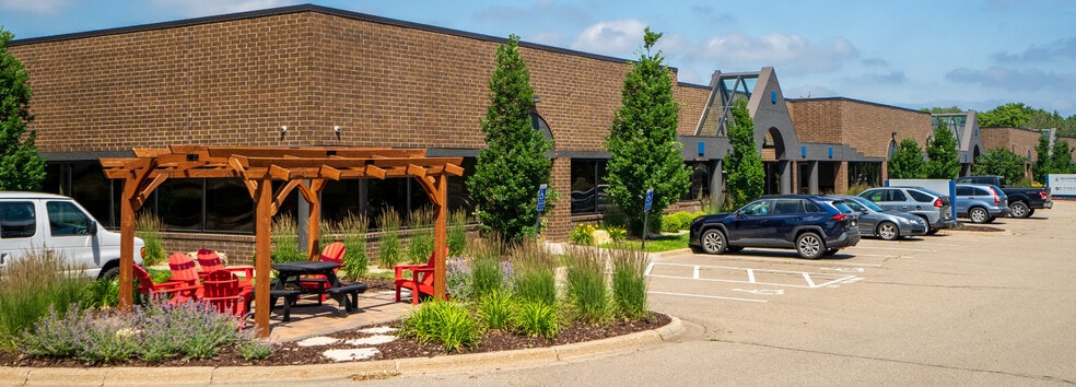 9201 E Bloomington Fwy, Bloomington, MN for lease - Building Photo - Image 1 of 22