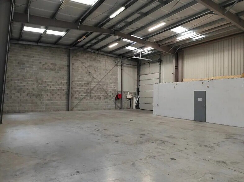 Flex in Bourgoin-Jallieu for lease - Building Photo - Image 3 of 4