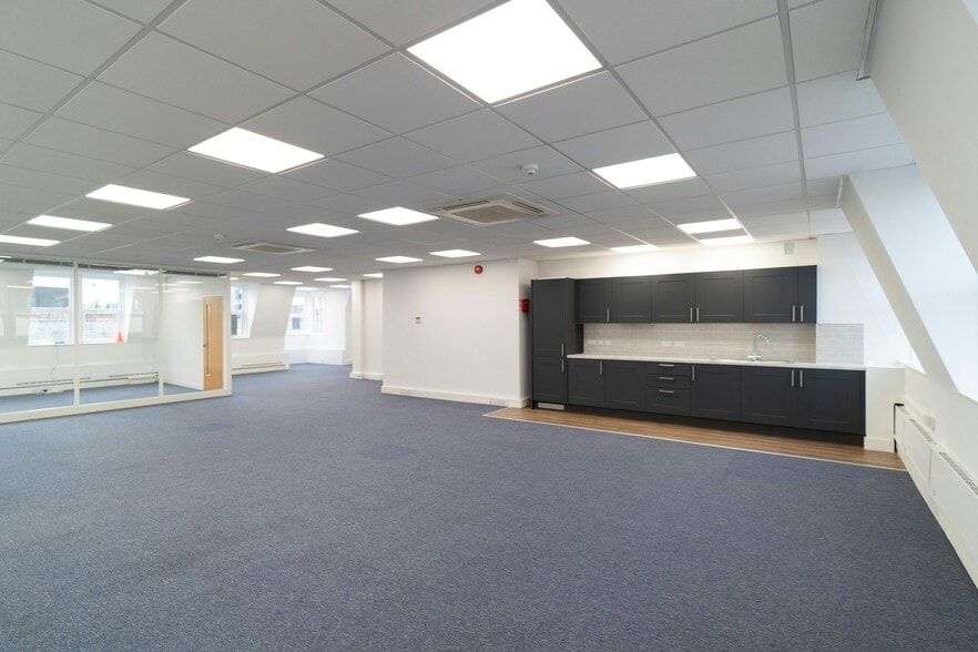 39 Queen St, Maidenhead for lease - Building Photo - Image 3 of 12