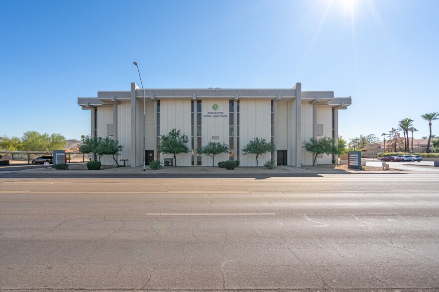 2525 W Greenway Rd, Phoenix, AZ à louer - Photo du bâtiment - Image 1 de 8
