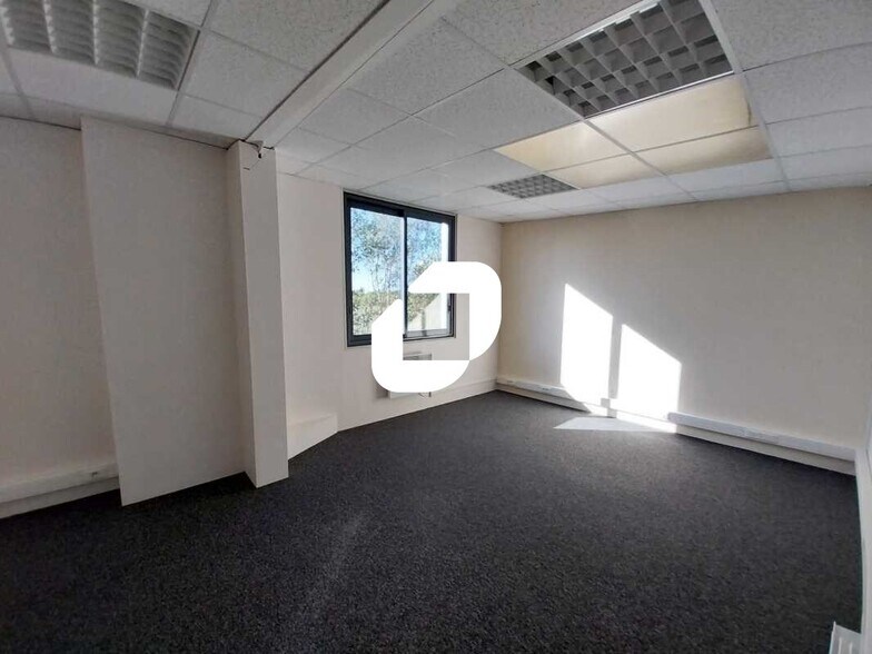 Flex in Rambouillet for lease - Building Photo - Image 2 of 8