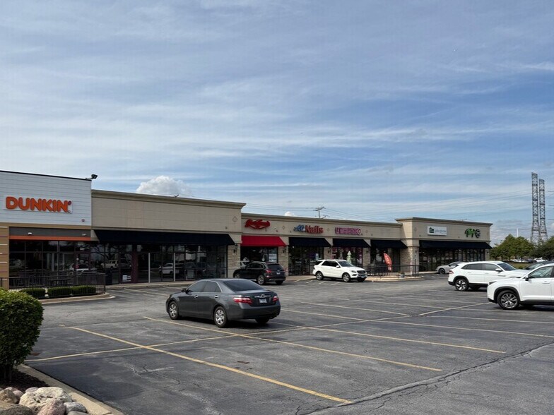 241 Genesis Dr, North Aurora, IL à louer - Photo du bâtiment - Image 2 de 3