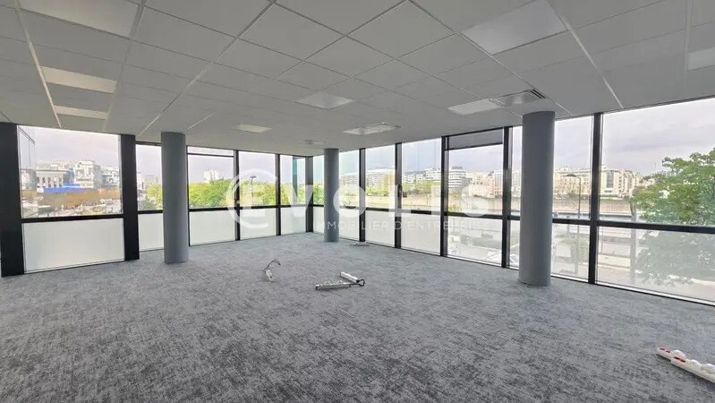 Bureau dans Ivry-sur-Seine à louer - Photo du bâtiment - Image 2 de 16