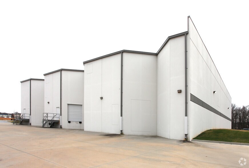 105 E JJ Dr, Greensboro, NC à louer - Photo du bâtiment - Image 2 de 5