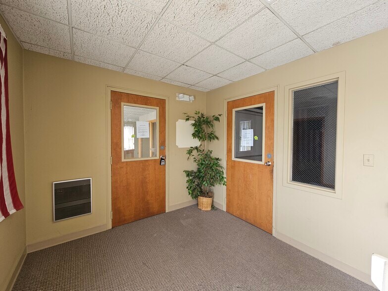 1755 Meriden Waterbury Tpke, Plantsville, CT à vendre - Photo du bâtiment - Image 3 de 24