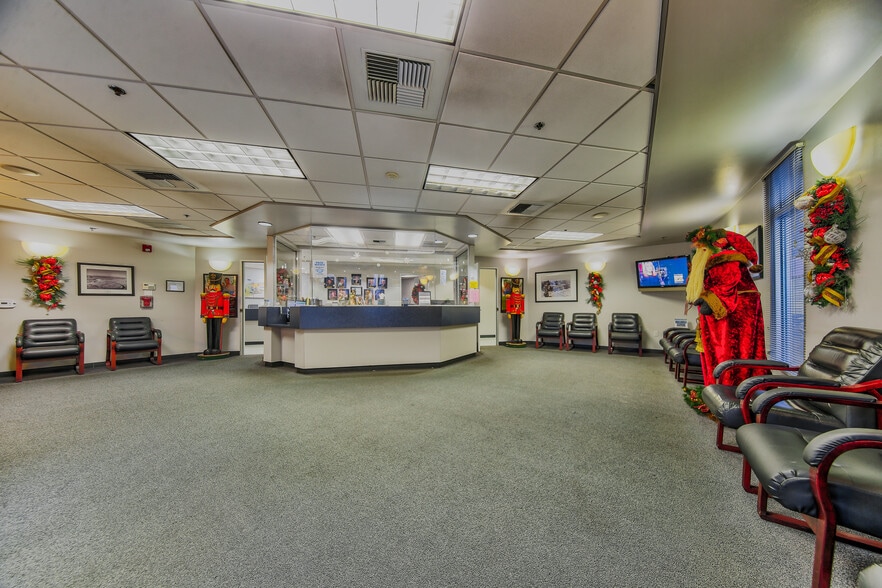 1801 16th St, Bakersfield, CA for sale - Lobby - Image 3 of 11