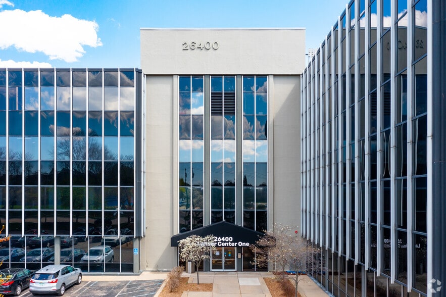 26400 Lahser Rd, Southfield, MI à louer - Photo du bâtiment - Image 3 de 13
