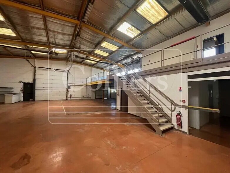 Industrial in Vitrolles for lease - Building Photo - Image 2 of 8
