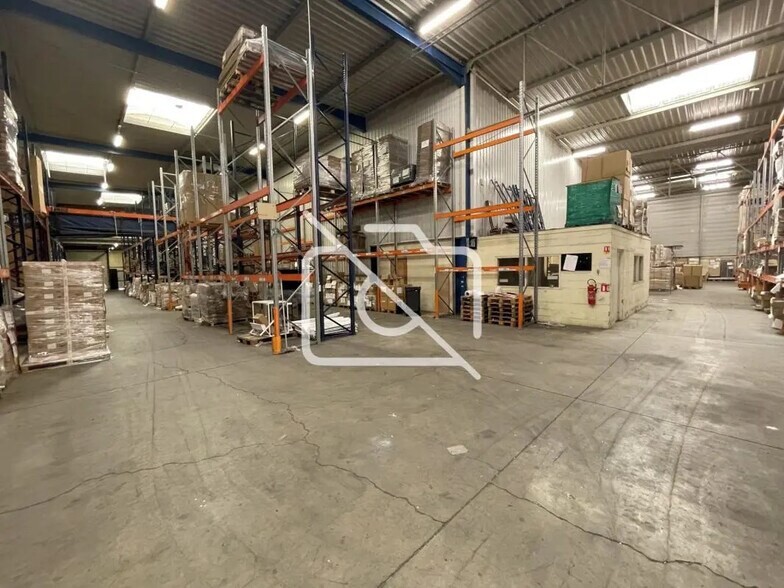 Flex in Torcy for lease - Interior Photo - Image 2 of 7