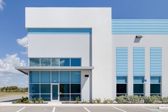 16200 Ben Hill Griffin Pky, Fort Myers, FL à louer Photo du bâtiment- Image 2 de 7