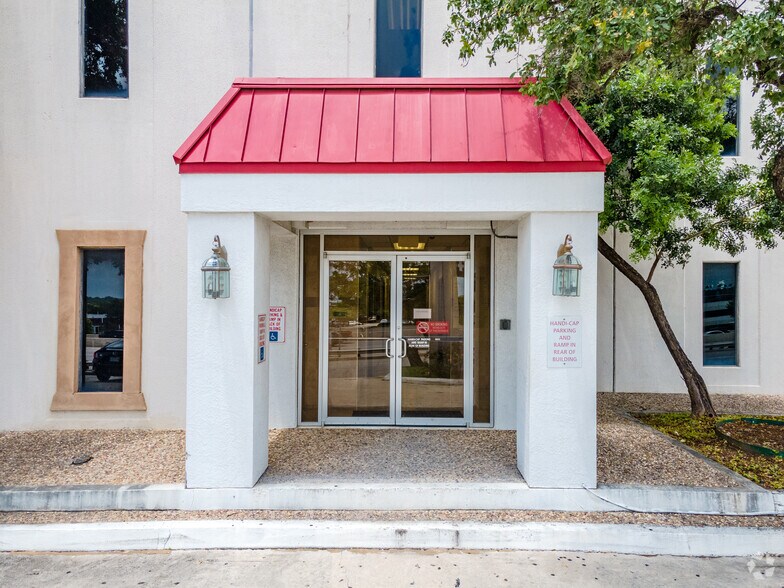 4423 NW Loop 410, San Antonio, TX à vendre - Photo du bâtiment - Image 2 de 6
