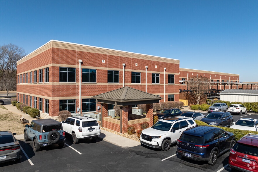 575 Oak Ridge Tpke, Oak Ridge, TN for sale - Primary Photo - Image 1 of 39