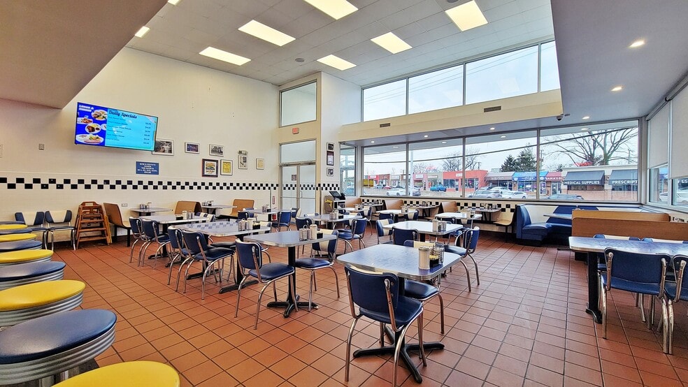 5050 Langston Blvd, Arlington, VA for sale - Interior Photo - Image 2 of 21