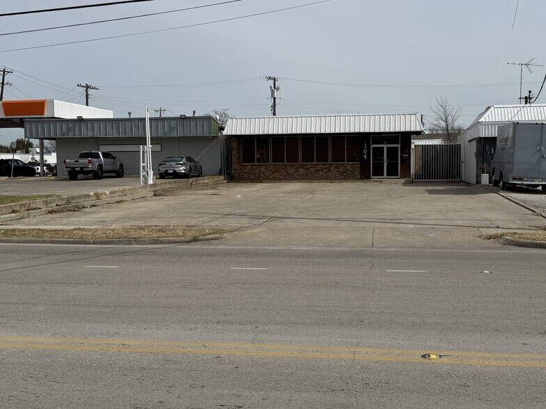 104 Rogers Rd S, Irving, TX à louer - Photo principale - Image 1 de 6