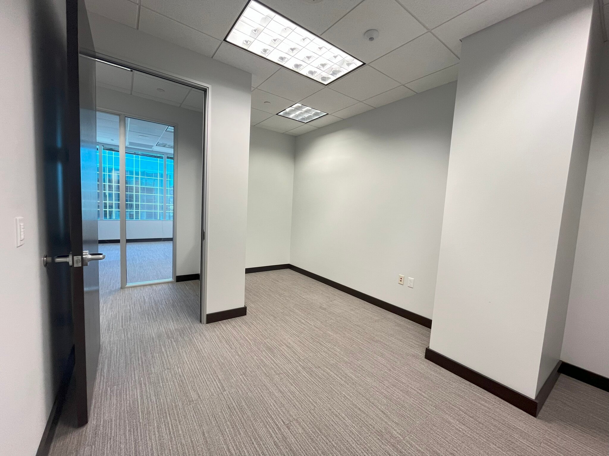 2525 E Camelback Rd, Phoenix, AZ for lease Interior Photo- Image 1 of 16