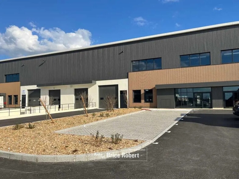 Bureau dans Saint-Priest à louer - Photo du bâtiment - Image 3 de 10