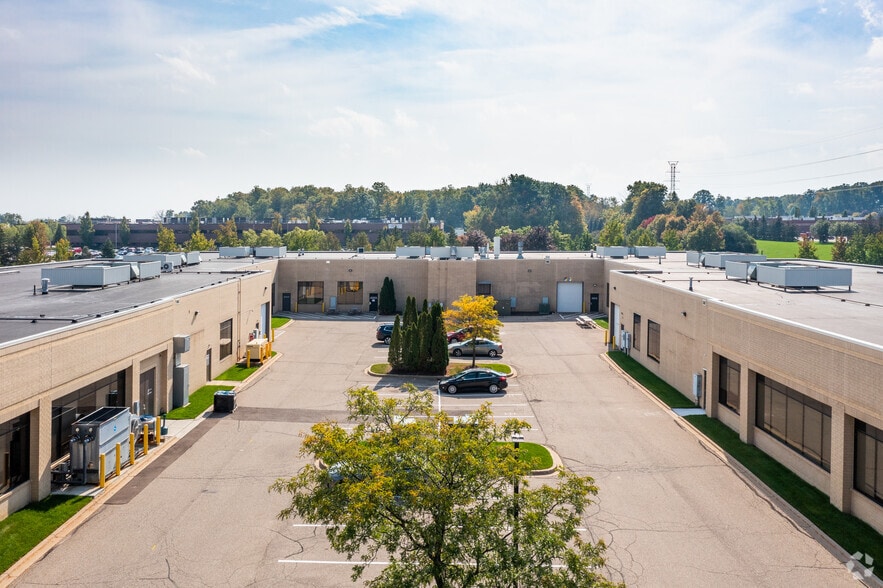 39625 Lewis Dr, Novi, MI à louer - Aérien - Image 3 de 10