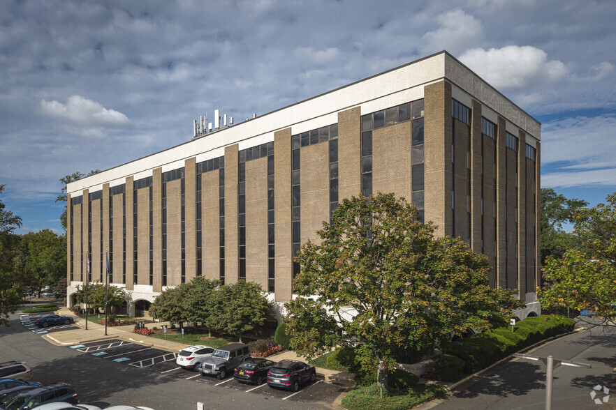 8001 Braddock Rd, Springfield, VA for lease - Building Photo - Image 1 of 8