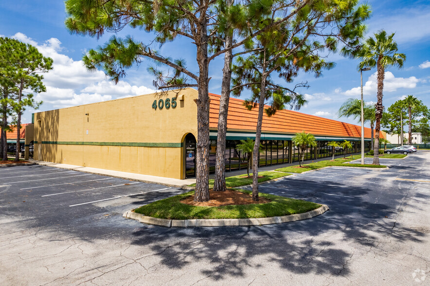 4081 L B McLeod Rd, Orlando, FL à louer - Photo du bâtiment - Image 1 de 5