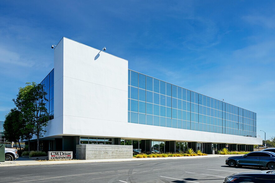 2190 Towne Centre Pl, Anaheim, CA for sale - Building Photo - Image 2 of 14