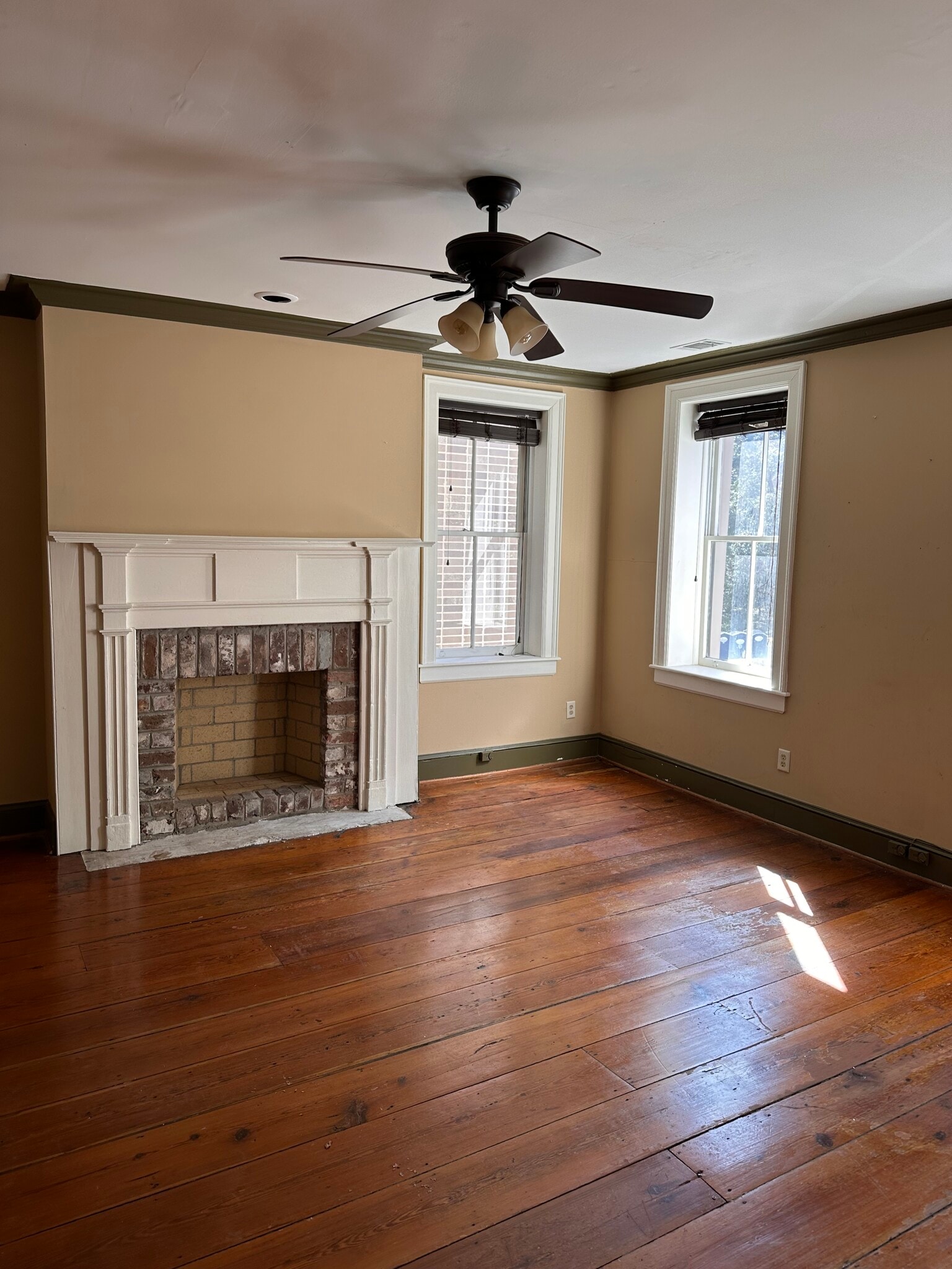 12 W State St, Savannah, GA à louer Photo intérieure- Image 1 de 9