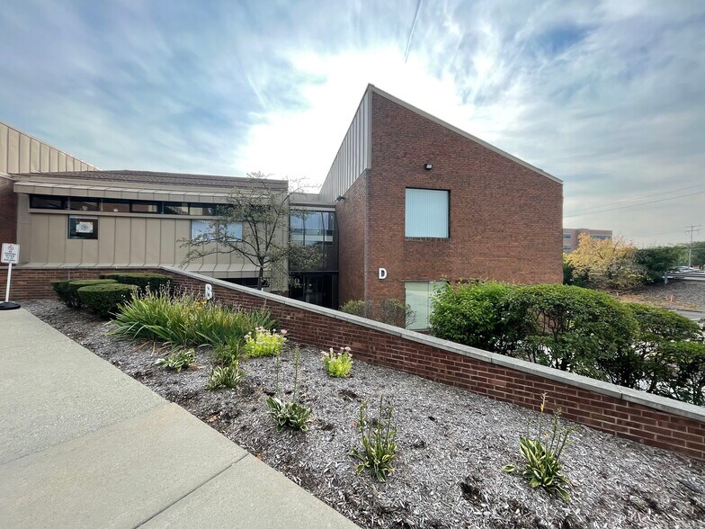 32905 W 12 Mile Rd, Farmington Hills, MI à vendre - Photo du bâtiment - Image 2 de 29