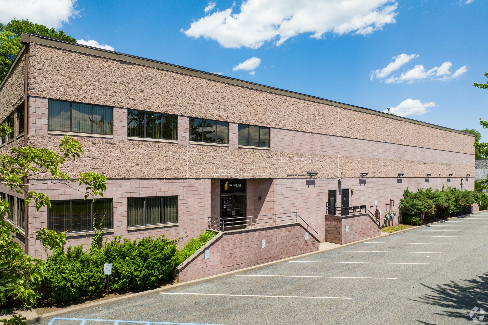 237 West Pky, Pompton Plains, NJ for lease Primary Photo- Image 1 of 6