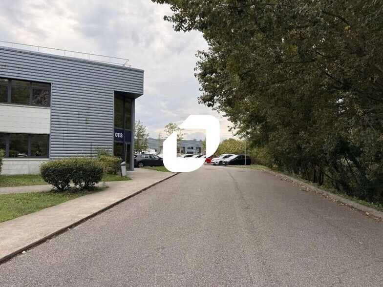 Bureau dans Échirolles à louer - Photo du bâtiment - Image 3 de 8