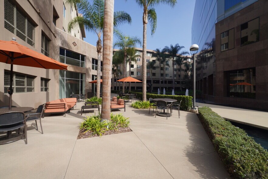 7 Pointe Dr, Brea, CA à louer - Photo du bâtiment - Image 2 de 8