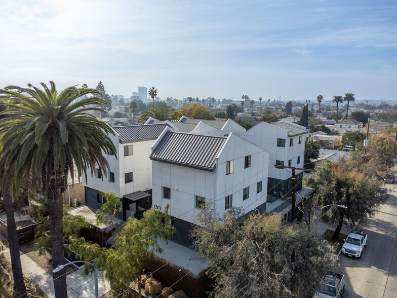 2301 S Cloverdale Ave, Los Angeles, CA à vendre - Photo du bâtiment - Image 2 de 95
