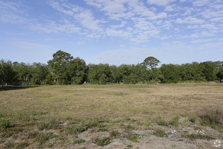 2189 N Tamiami Trl, North Fort Myers, FL à vendre - Photo du bâtiment - Image 2 de 4