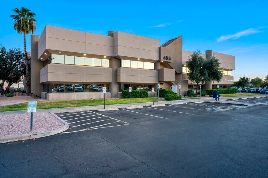 485 S Dobson Rd, Chandler, AZ à louer - Photo du bâtiment - Image 3 de 10