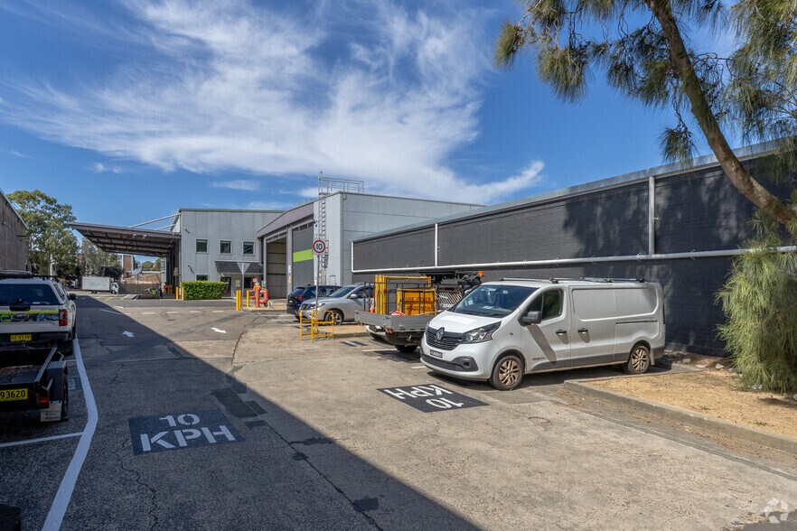 30 Sir Joseph Banks St, Botany à louer - Photo du bâtiment - Image 2 de 3
