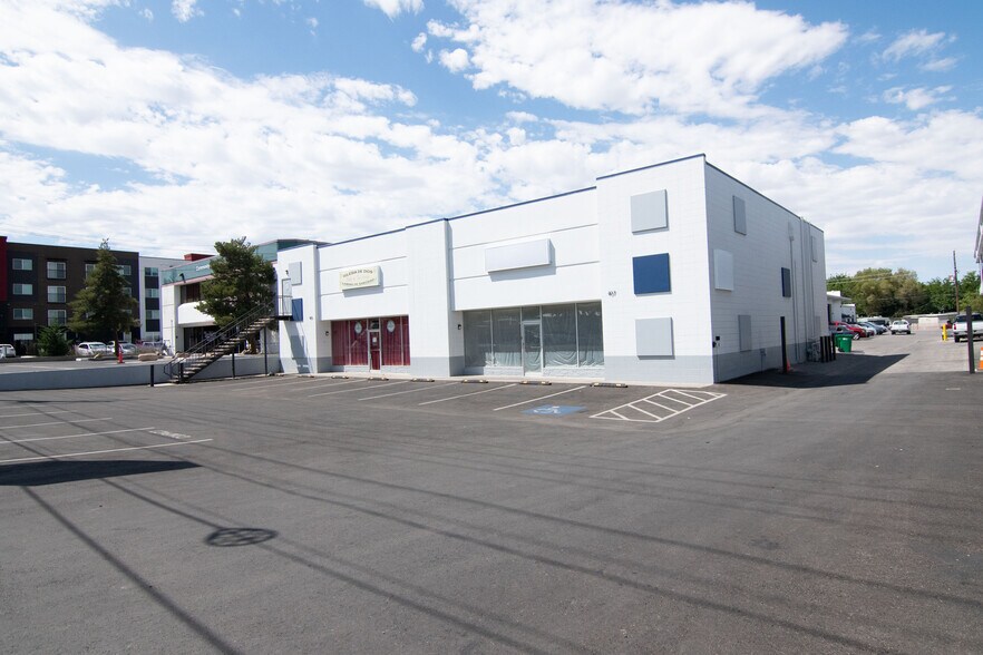 405 Gentry Way, Reno, NV à louer - Photo du bâtiment - Image 2 de 10