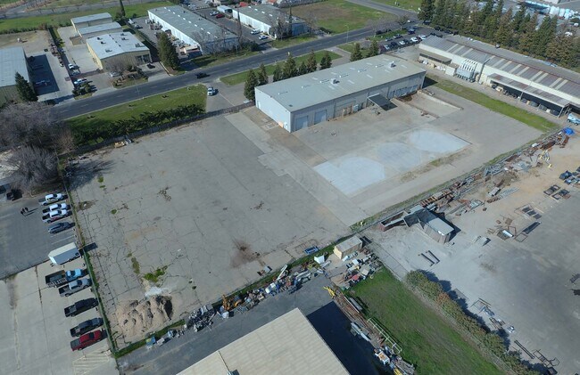 Plus de détails pour 2901 Falcon Dr, Madera, CA - Industriel à louer