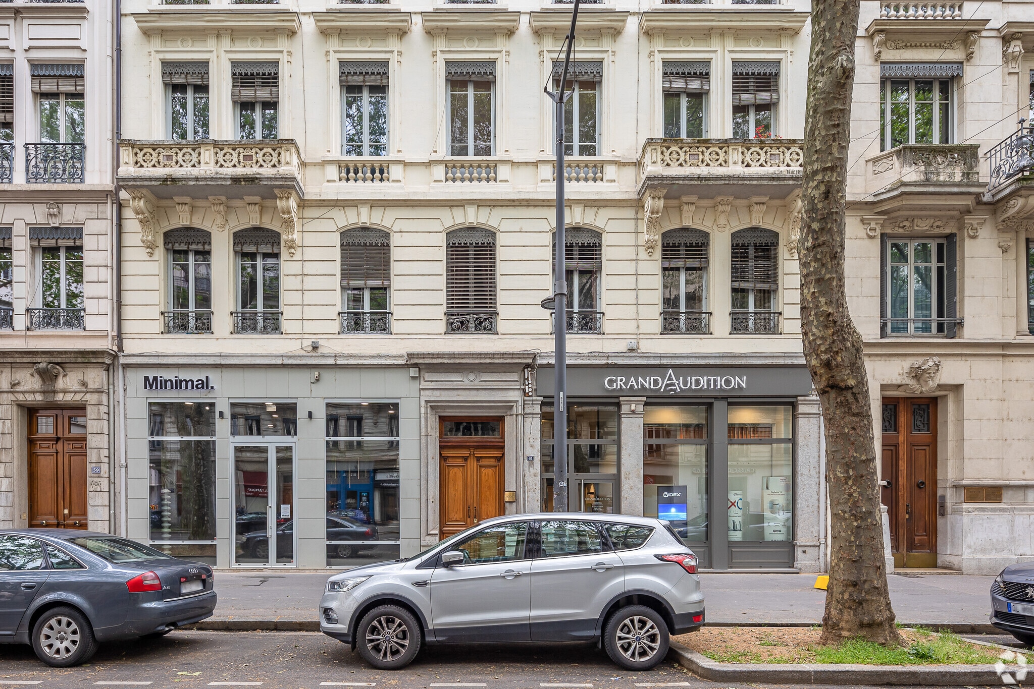 Retail in Lyon for lease Primary Photo- Image 1 of 2