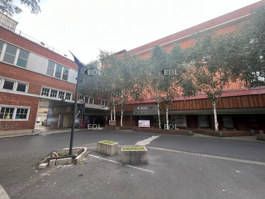 Industrial in La Courneuve for lease Building Photo- Image 1 of 7