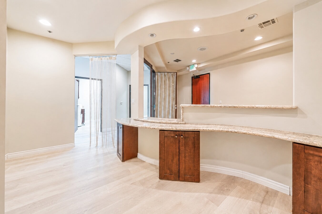 2707 E Valley Blvd, West Covina, CA 91792 - Unité 201 - - Photo intérieure - Image 1 of 21
