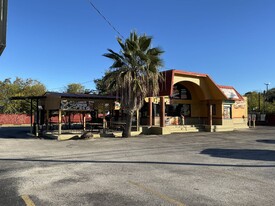 1027 SW Military Dr, San Antonio TX - Restaurant avec service au volant