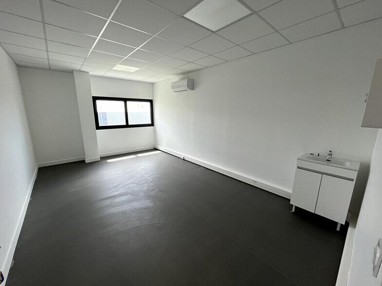 Office/Medical in Istres for lease - Interior Photo - Image 2 of 4