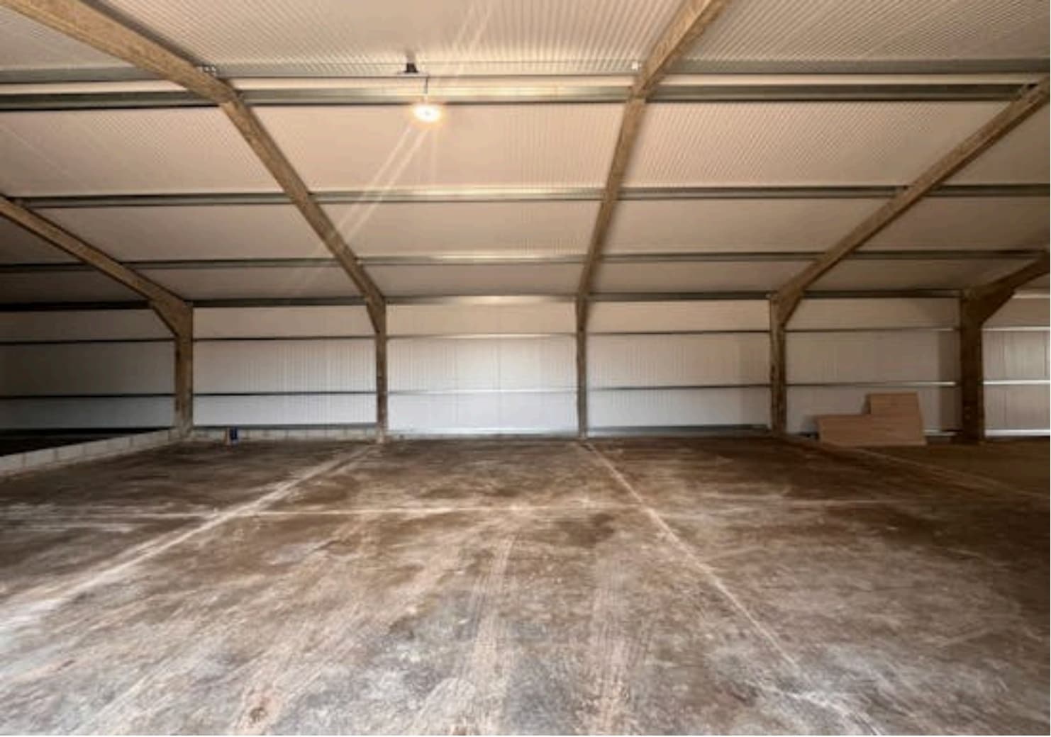B4011, Aylesbury for lease Interior Photo- Image 1 of 5