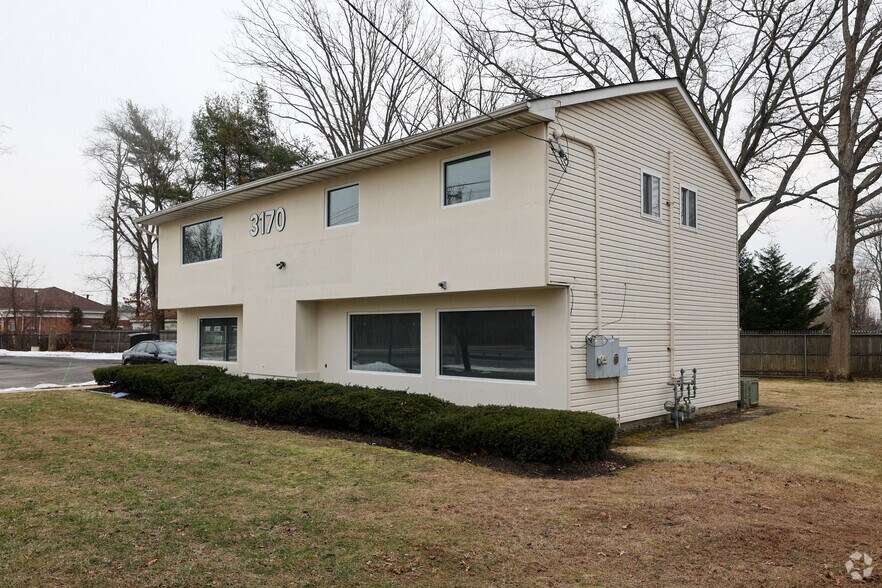3170 Veterans Memorial Hwy, Bohemia, NY à vendre - Photo du bâtiment - Image 2 de 10