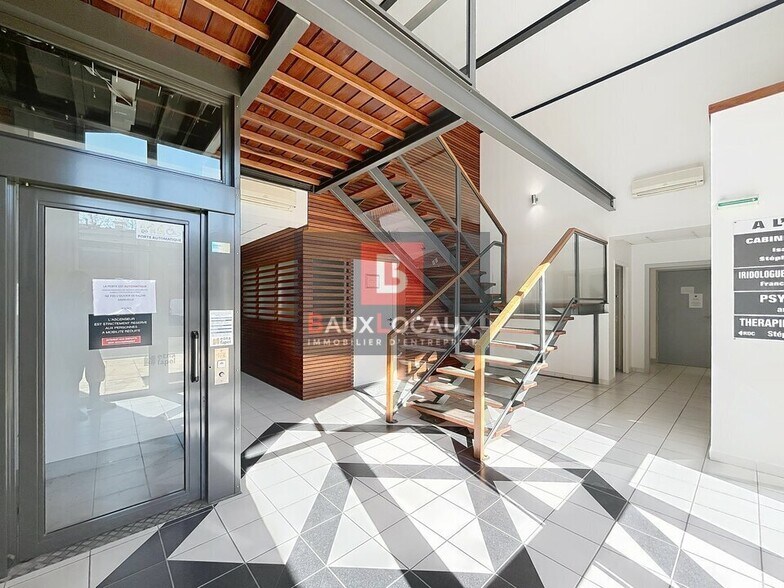 Office in Monteux for lease - Building Photo - Image 3 of 18
