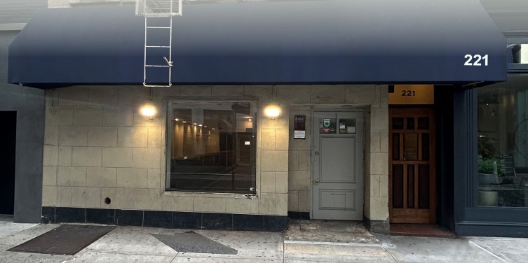 221 E 58th St, New York, NY for lease - Building Photo - Image 2 of 8