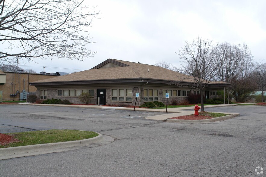 6110 Abbott Rd, East Lansing, MI à louer - Photo du bâtiment - Image 2 de 3
