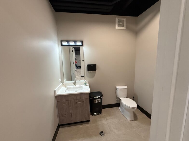 3043 W Irving Park Rd, Chicago, IL for lease - Interior Photo - Image 3 of 9