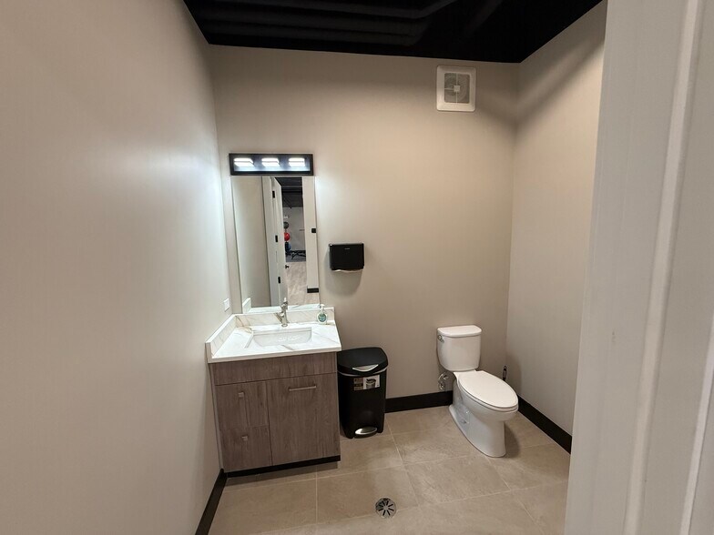 3043 W Irving Park Rd, Chicago, IL à louer - Photo intérieure - Image 3 de 9